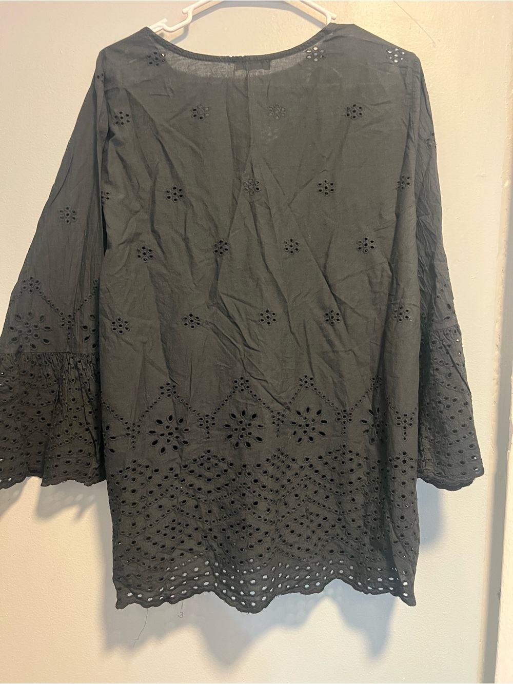 Pronto moda dolce vita Black Eyelet V-Neck Tunic Top - Women size L - Picture 4 of 10
